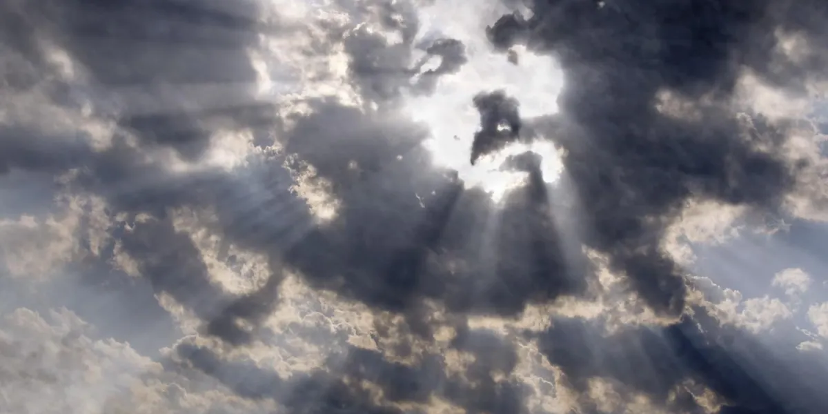 nuages dramatiques avec des rayons de soleil ont formé le visage de jésus-christ