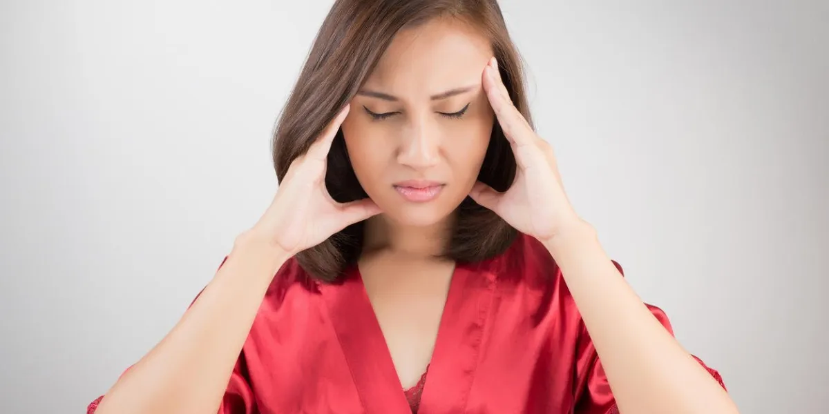belle jeune femme portrait maux de tête dépression stressé fatigué