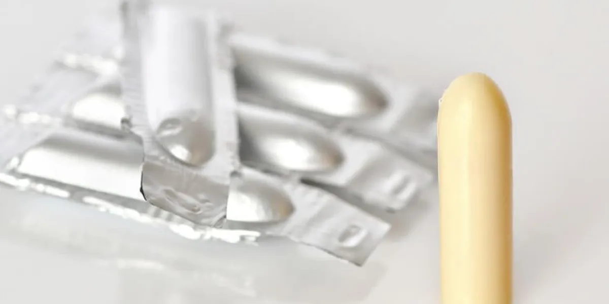 paquet de suppositoire isolé sur fond blanc