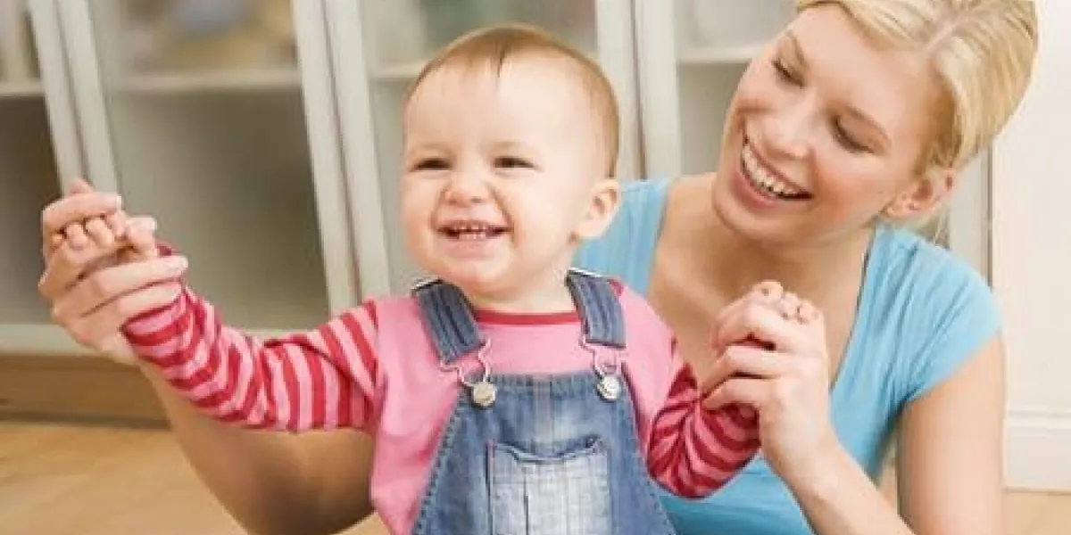 mère jouant avec bébé