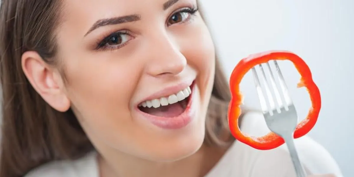 gros plan, portrait, de, belle fille, vouloir, manger, frais, morceau de poivre, depuis, les, fourchette, elle, est, sourire, être, dans, anticipation, de, manger, les, girl, regarder, les, appareil photo, isolé, sur, blanc, fond