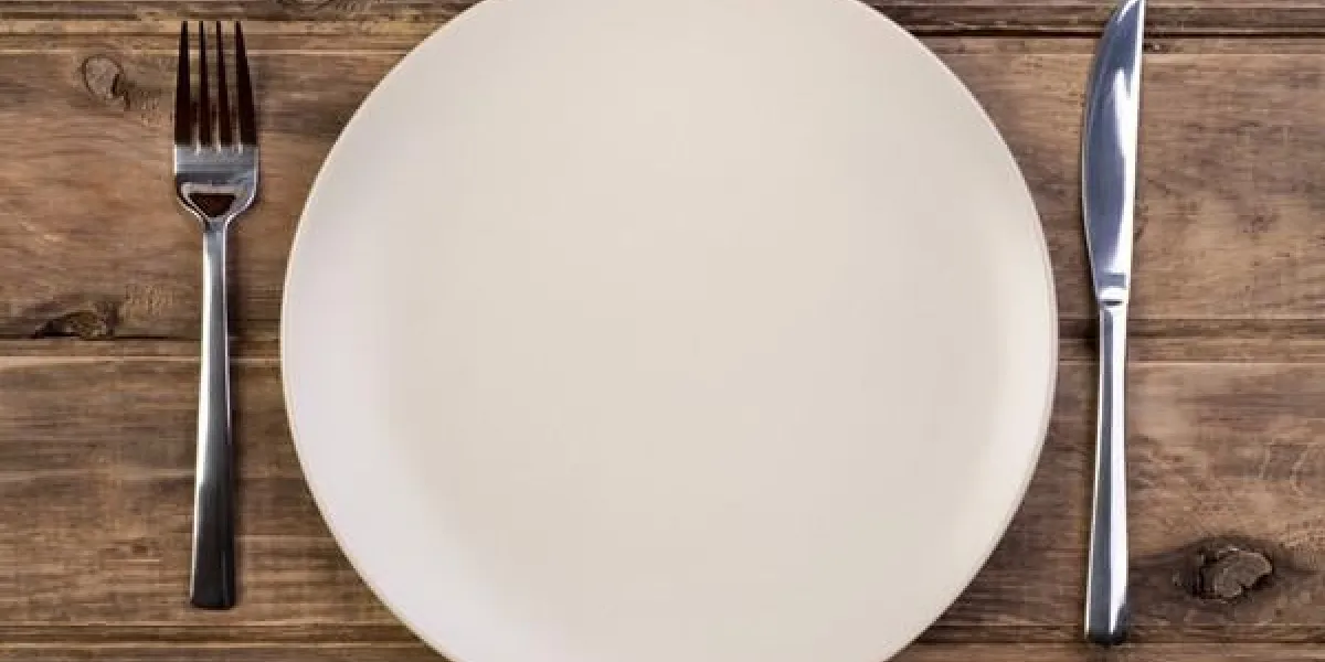 assiette vide sur fond en bois