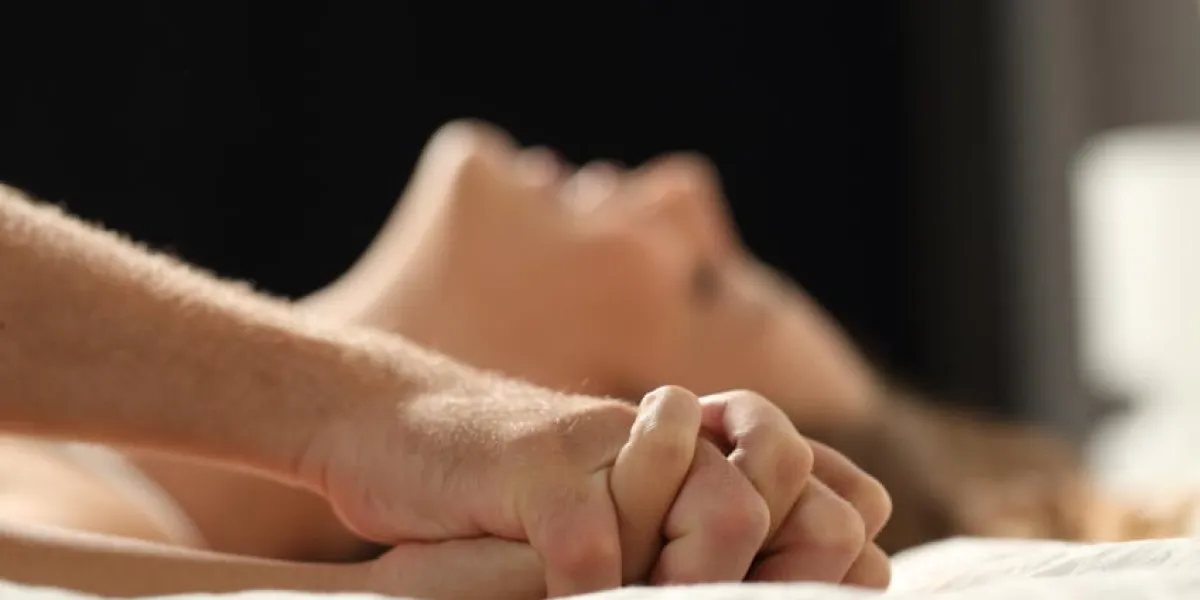 gros plan profil d'un couple ayant des rapports sexuels sur un lit à la maison dans la nuit