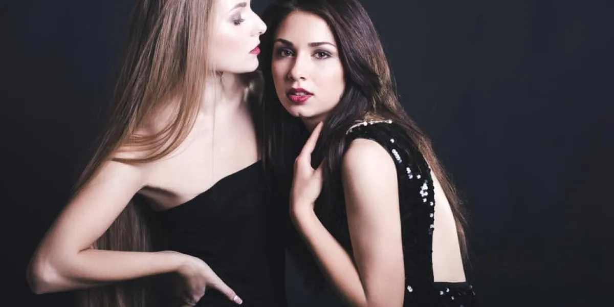 deux jeunes amies debout ensemble