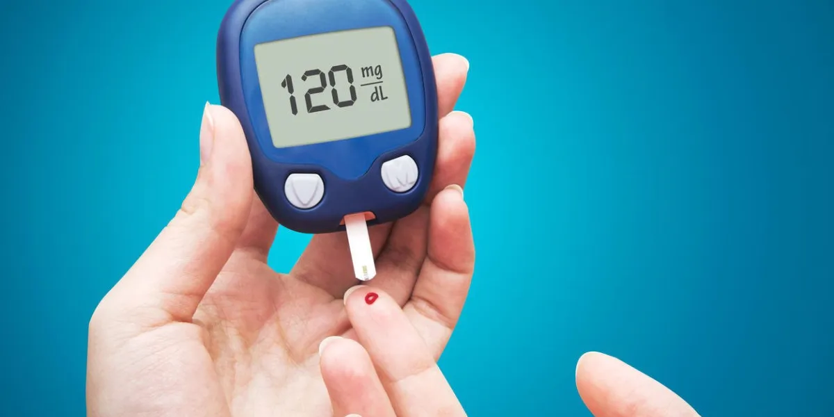 femme faisant un test de glycémie