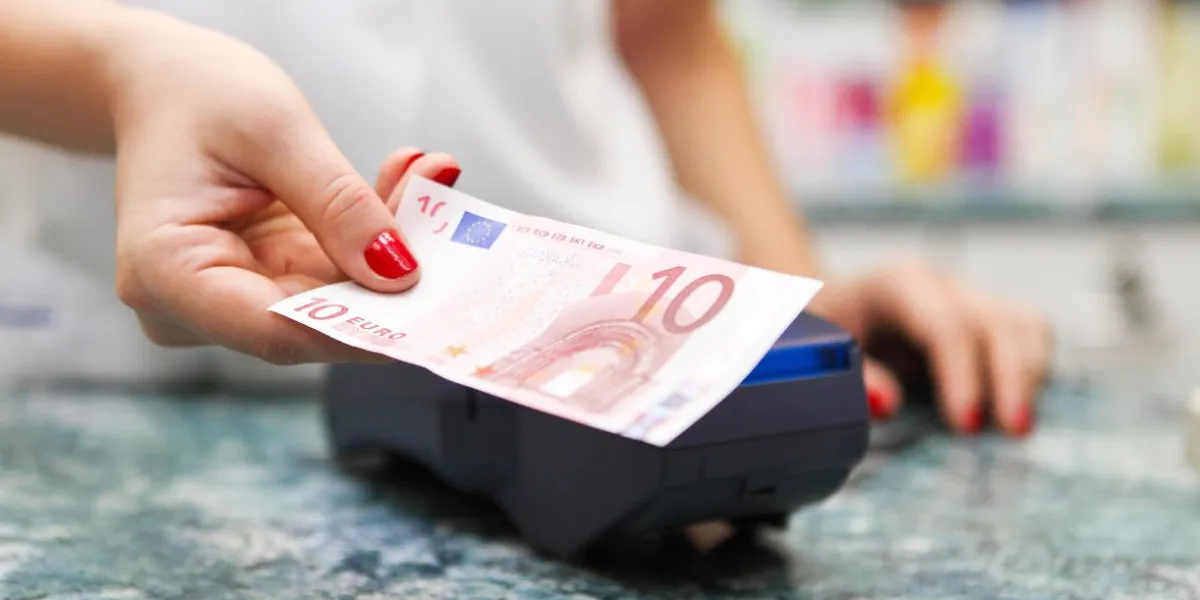 fermer sur payer pour les médicaments en utilisant de l'argent à la pharmacie