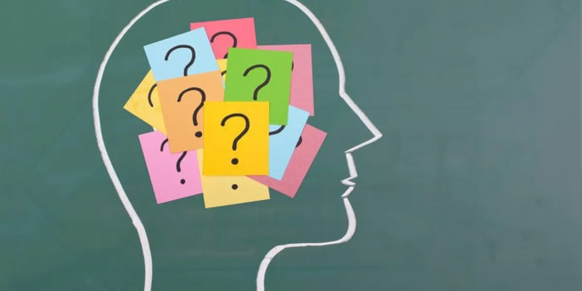 cerveau humain et point d'interrogation coloré dessiner sur tableau noir