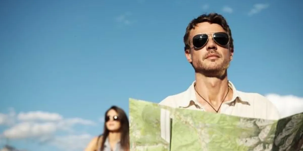 beau couple essayant de trouver leur chemin