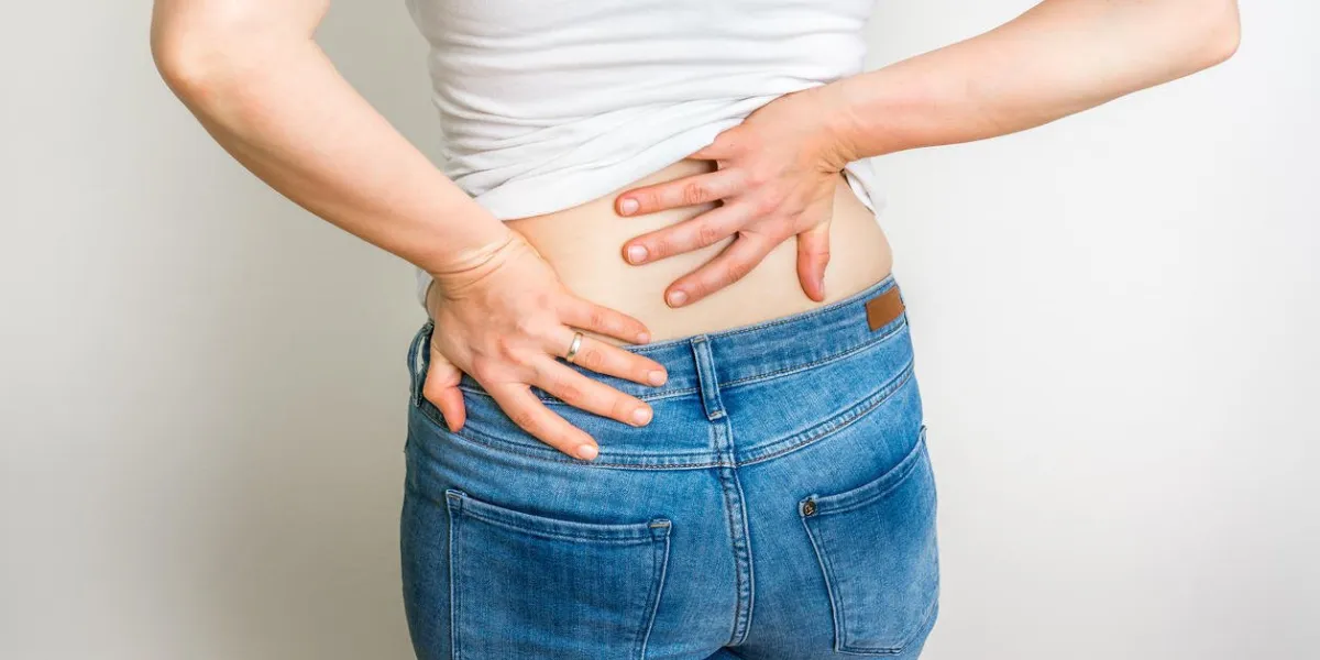 femme avec maux de dos tenant sa douleur dans le dos - la douleur du corps