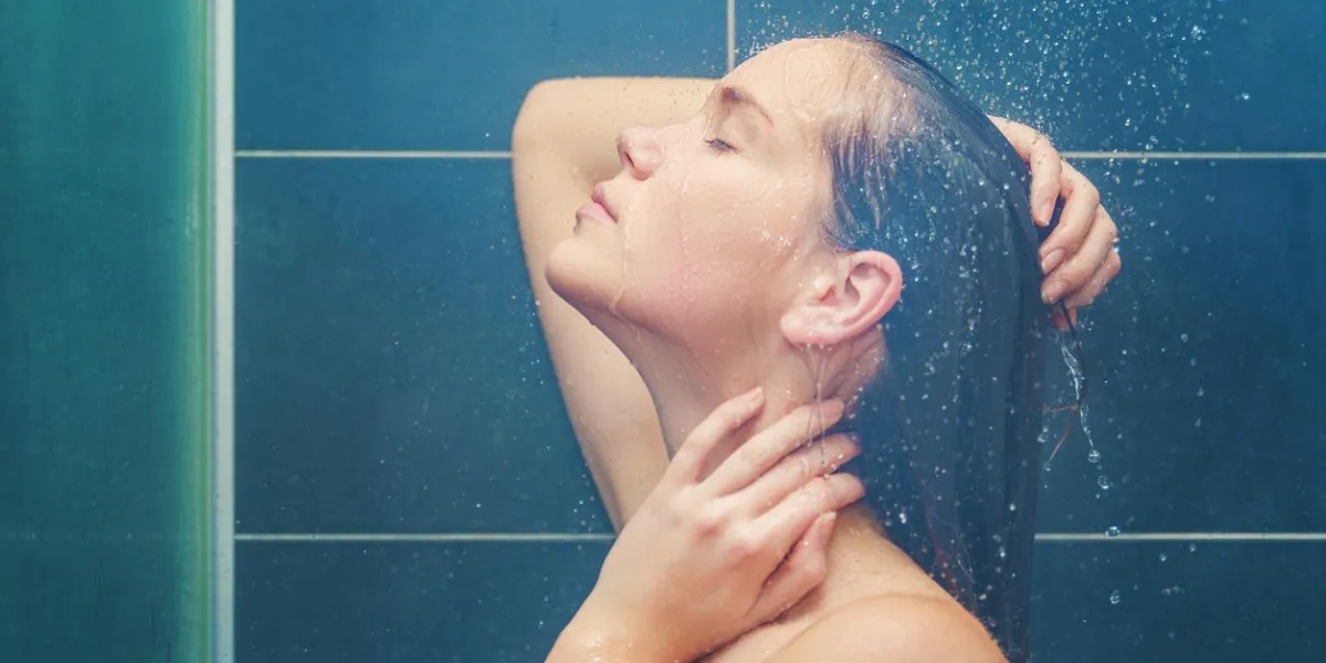 jeune beauté appréciant sous la douche