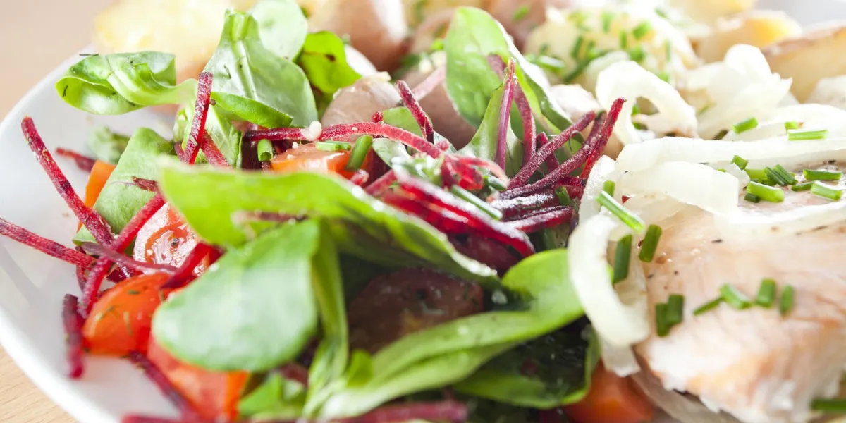 salade fraîche avec saumon cuit à la vapeur et les pommes de terre-dukan