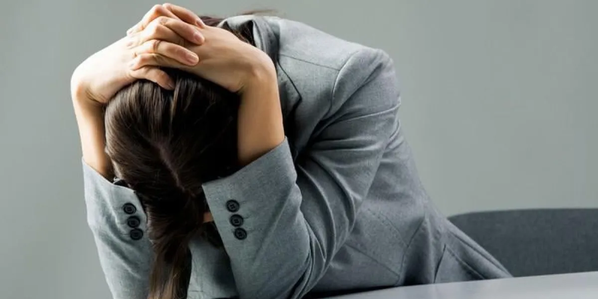 photo d'une femme déprimée assise au lieu de travail et deuil note à l'inspecteur l'image est pré-sept