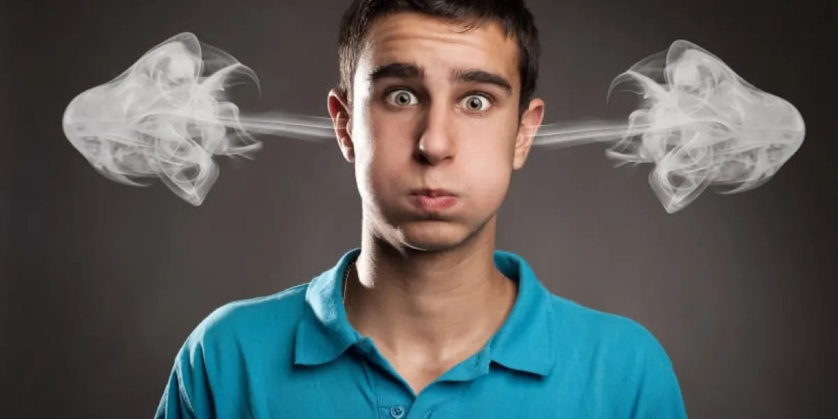 jeune homme avec de la fumée sur ses oreilles