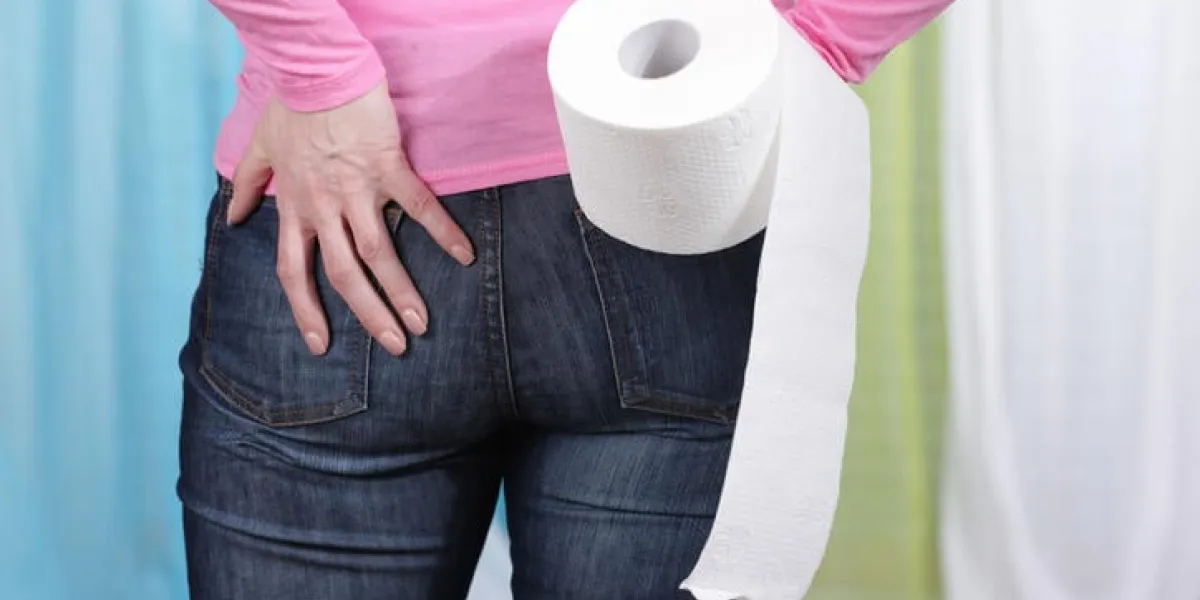 femme avec douleur dans l'anus