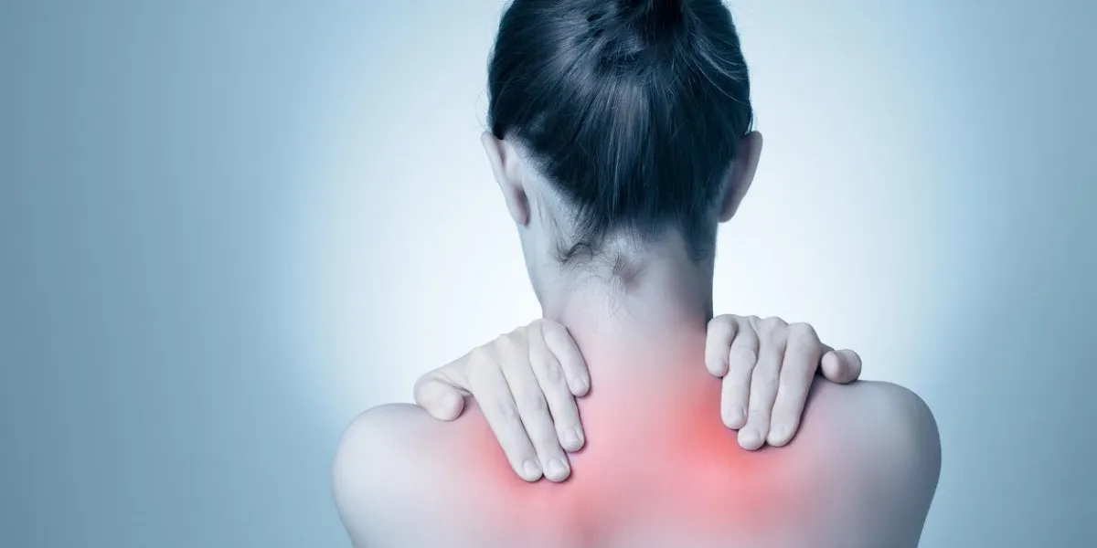 vue arrière d'une jeune femme en lui touchant le dos