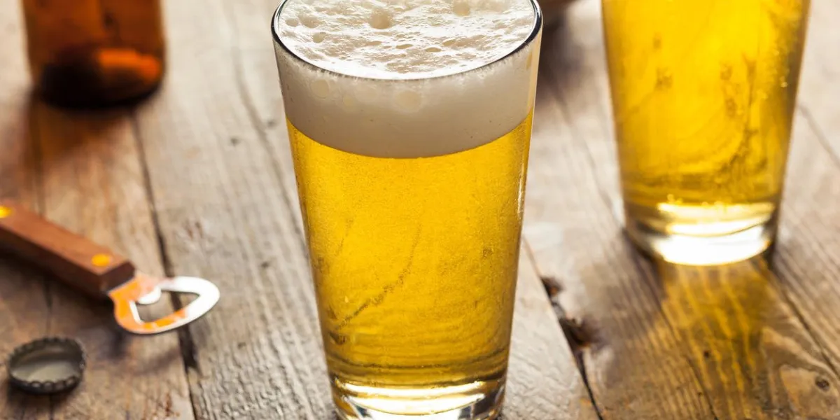 pinte d'été rafraîchissante de bière prête à boire