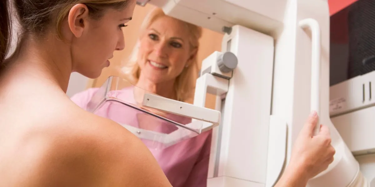 infirmière aidant un patient subissant une mammographie à l'hôpital