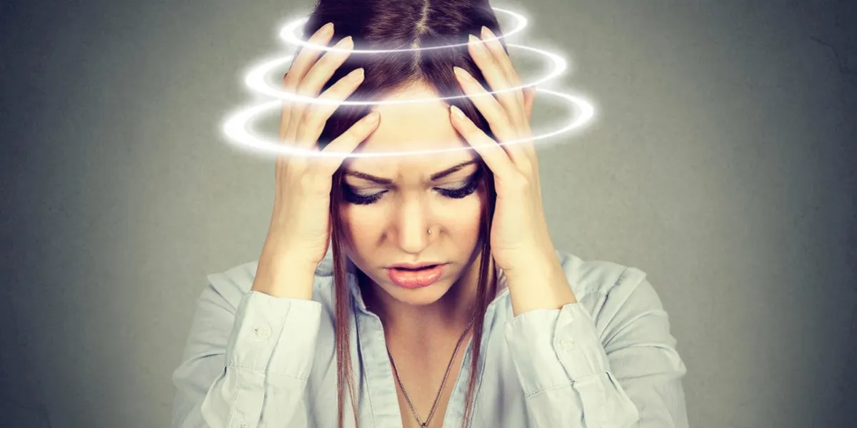 femme avec vertige jeune patiente souffrant de vertiges