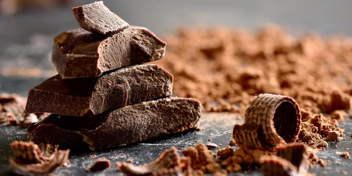 dark chocolate stack, chips and powder