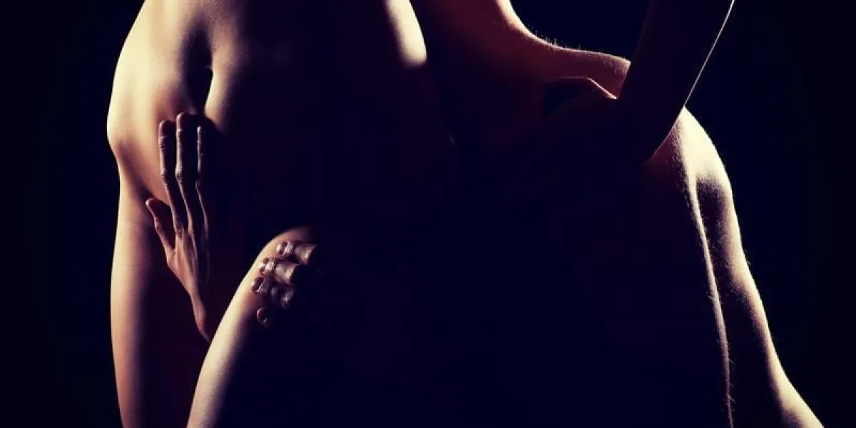 jeune homme touchant l'endroit intime de la femme nue