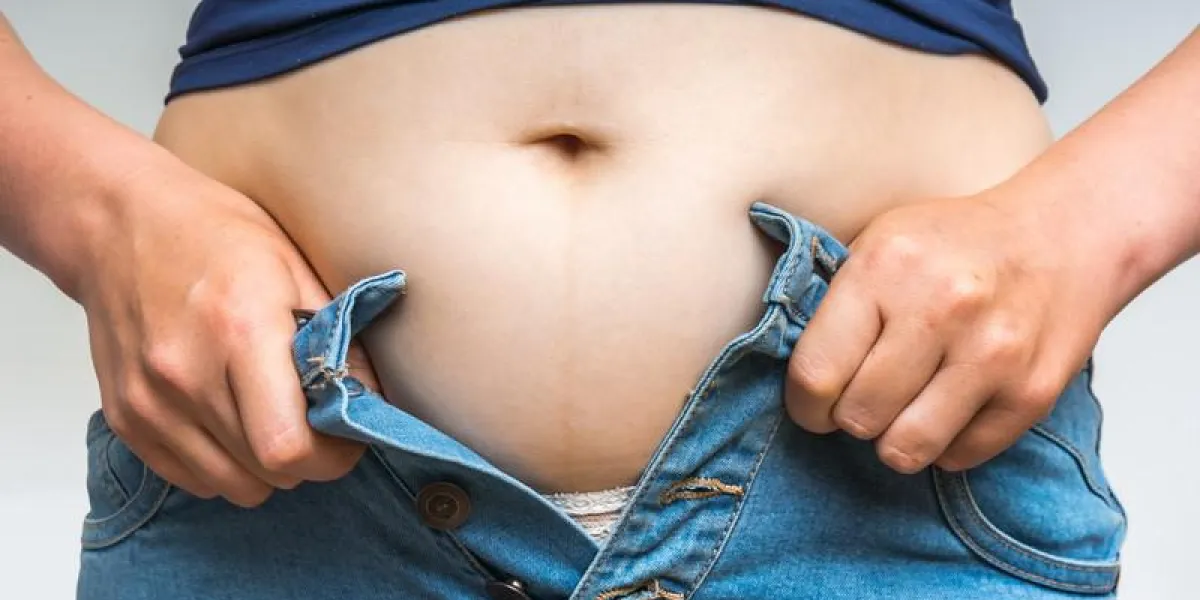 femme en surpoids s'habille en jeans - concept obésité