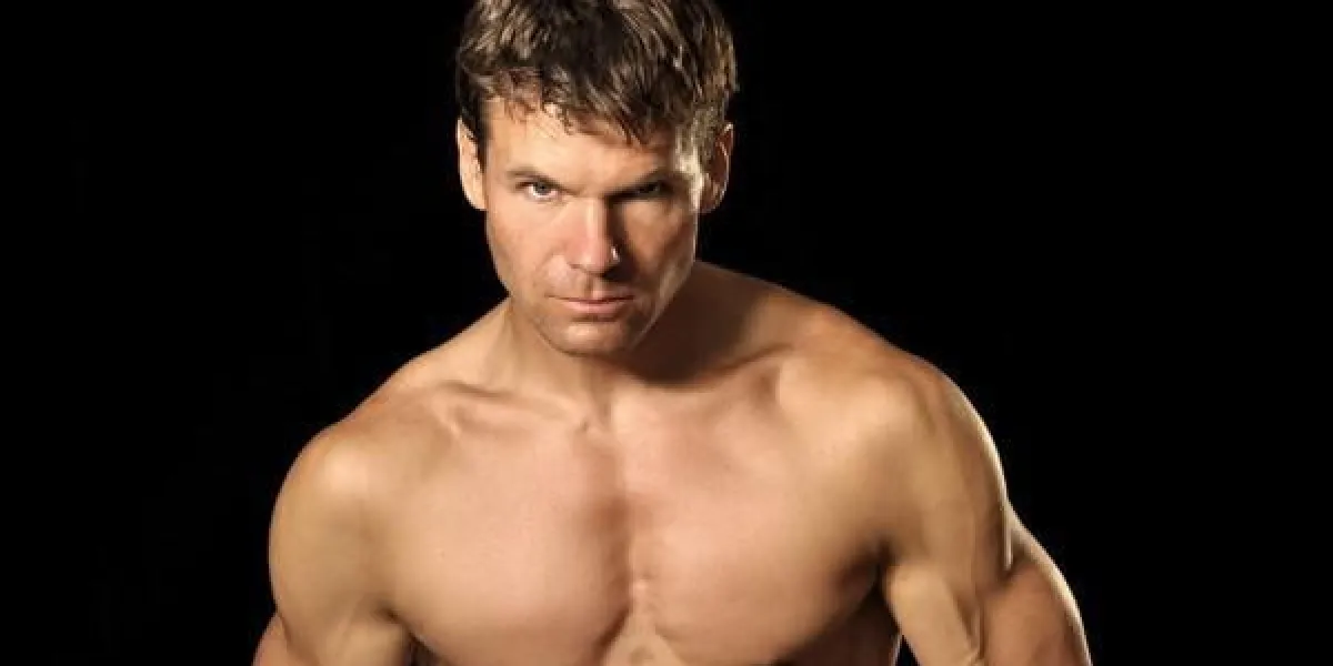 homme caucasien maigre et musclé torse nu regarde intensément avec détermination dans l'appareil photo sur un fond noir