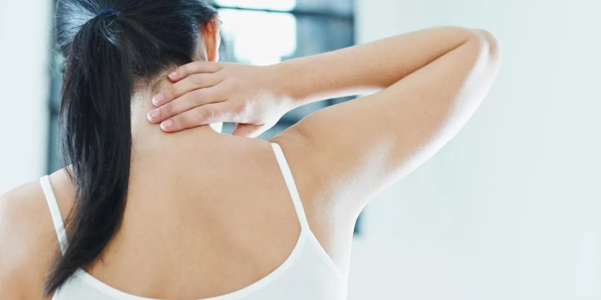 femme, masser, cou, vue arrière, copie, espace