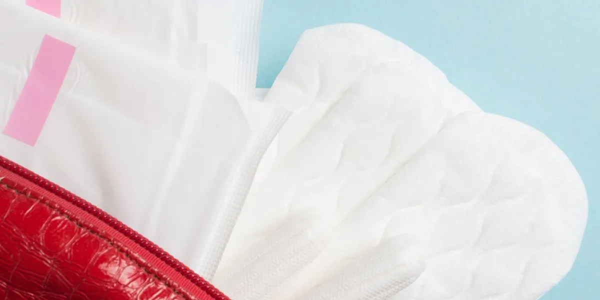 tampons et coussinets menstruels dans le sac cosmétique menstruation cycle hygiène et protection