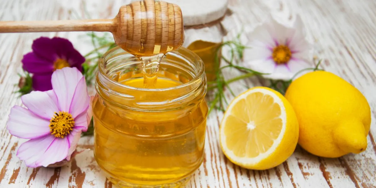 pots de miel et de citrons sur la table en bois