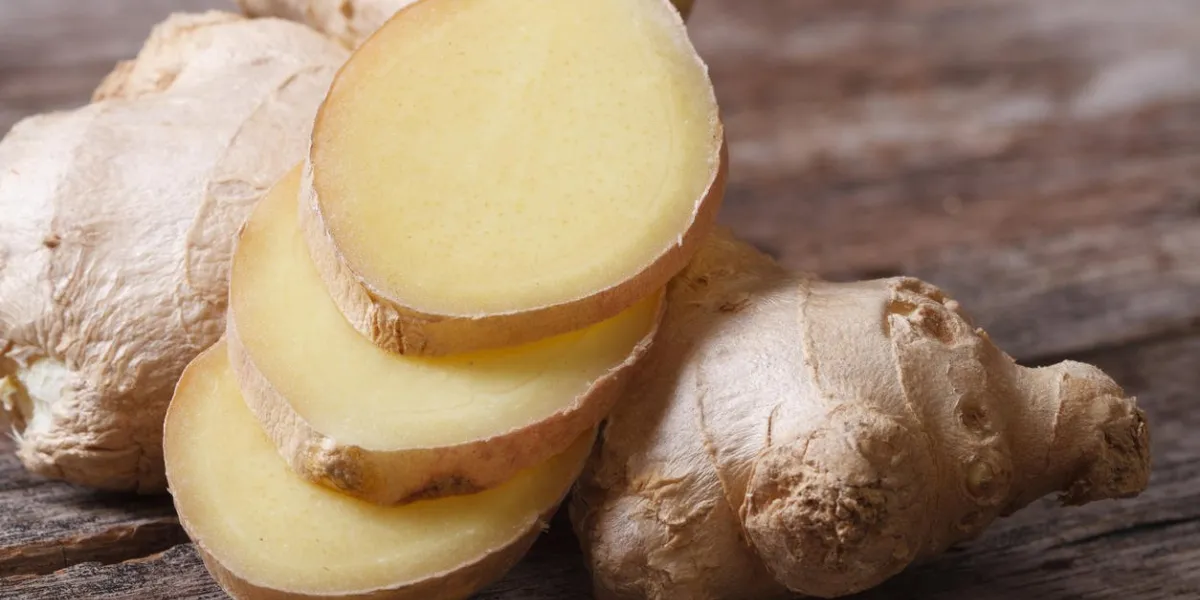 tranches de gingembre hachées fraîches et parfumées sur le close-up de table