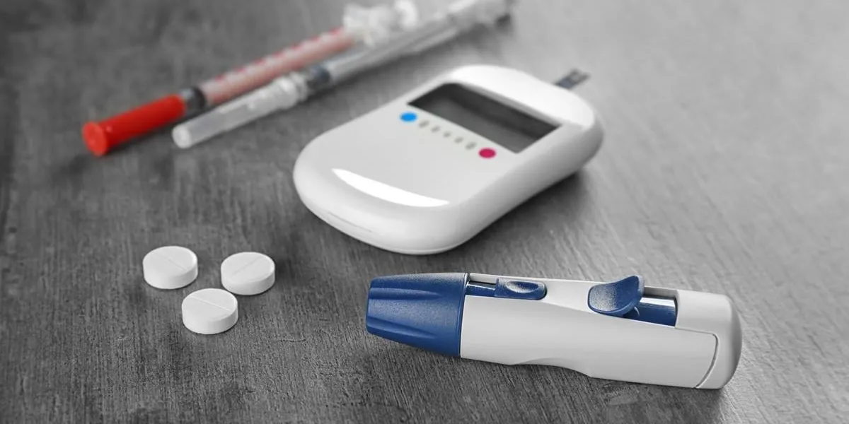 composition avec glucomètre numérique sur le concept de diabète de fond gris