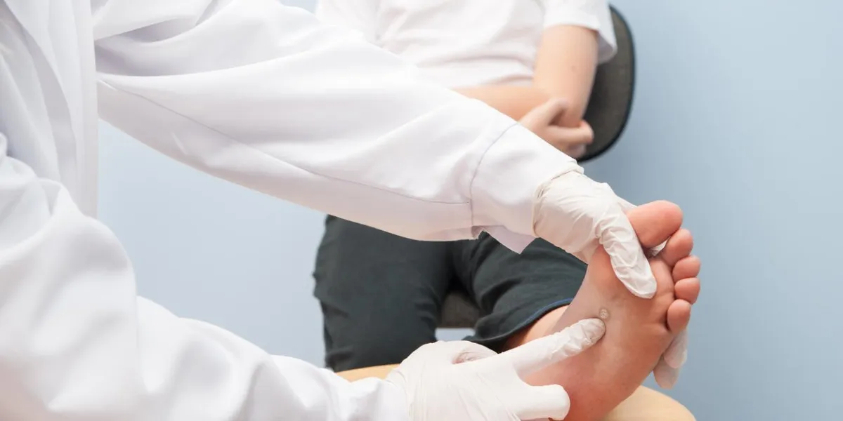 le jeune homme a consulté un médecin dans un cabinet médical