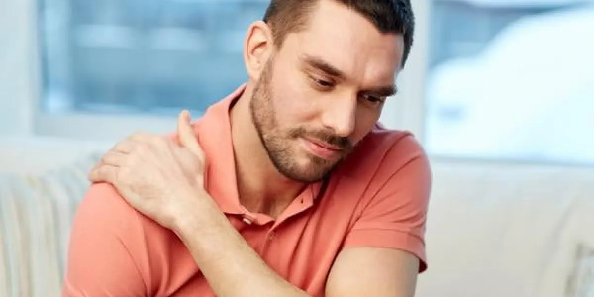 personnes, santé et concept de problème - malheureux homme souffrant de douleurs au cou ou à l'épaule à la maison