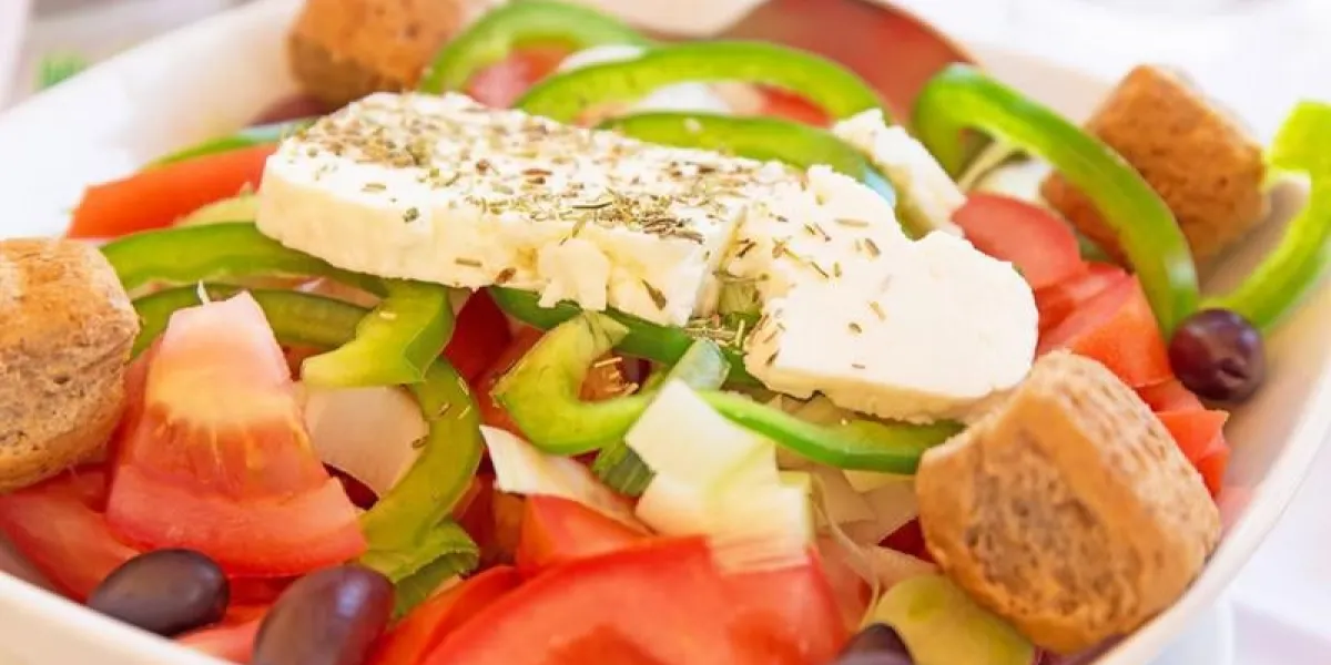 salade grecque savoureuse servie sur une assiette