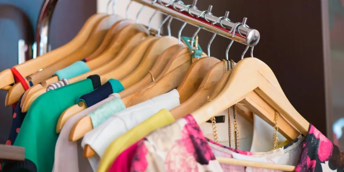 variété de vêtements suspendus sur rack en boutique