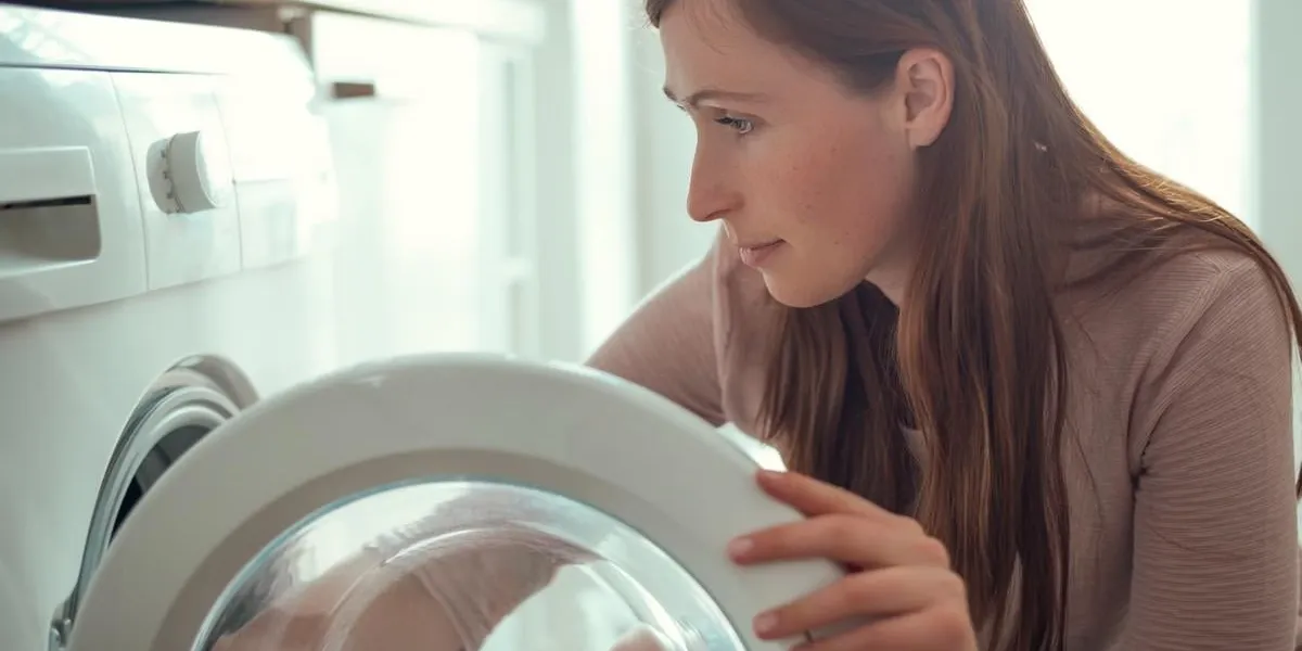 frau an waschmaschine