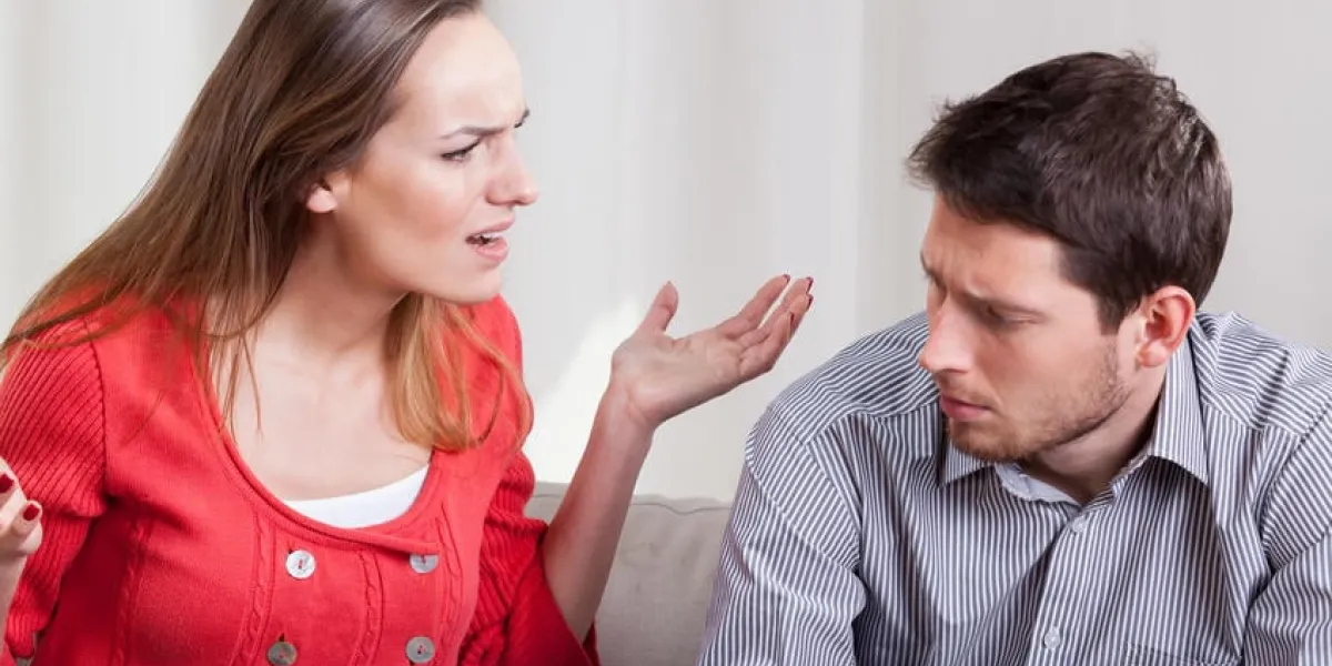 une femme qui crie à son homme, horizontale