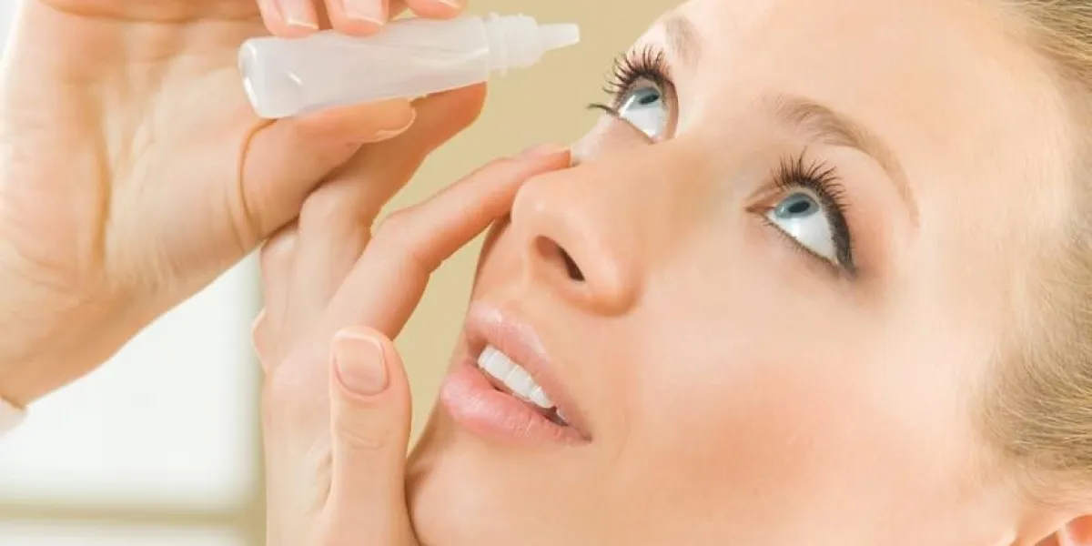 photo de jeune femme dégoulinant des yeux avec des gouttes d'yeux
