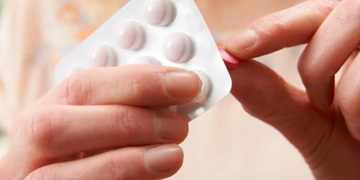 gros plan de femme ouvrant le paquet de pilules