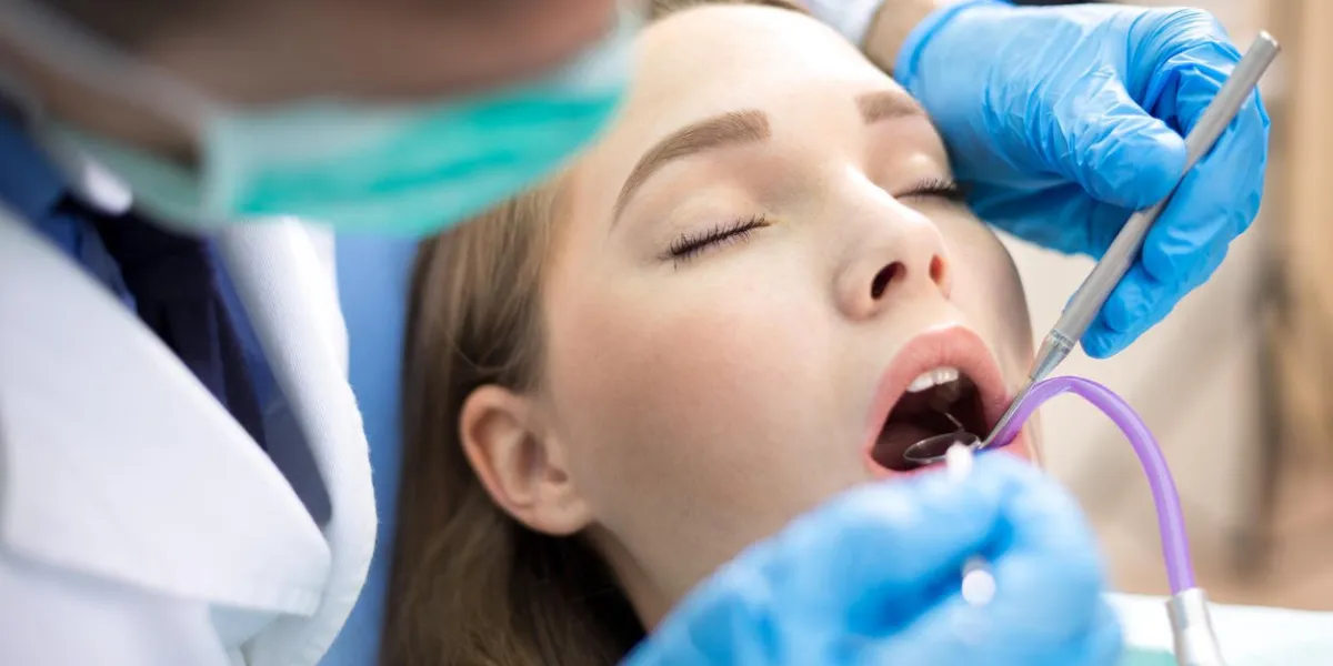 dentiste, vérification, dents fille, à, miroir dentaire, dans, ambulance, girl, patient, de