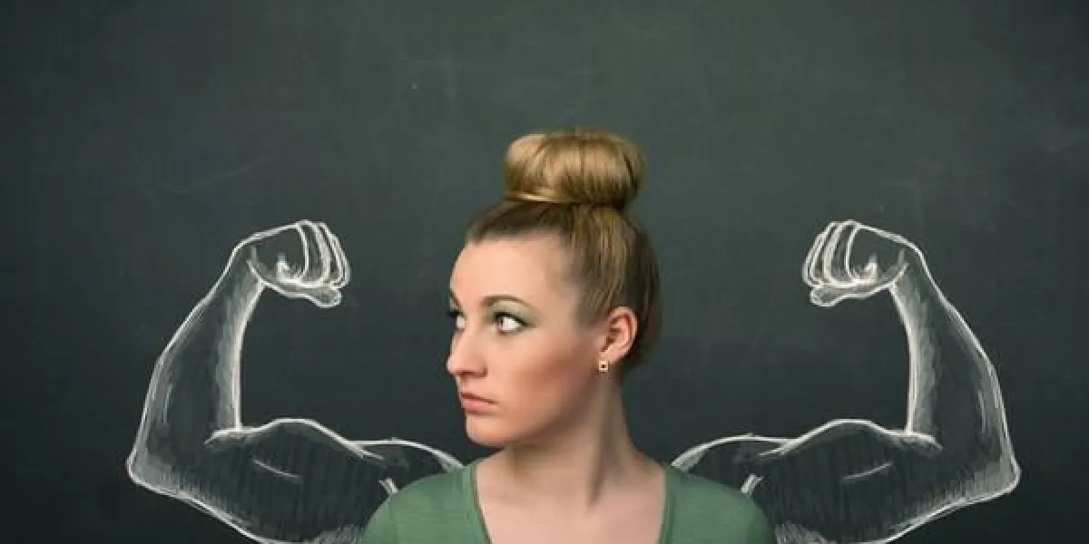 jolie jeune femme avec des bras forts et musclés esquissés