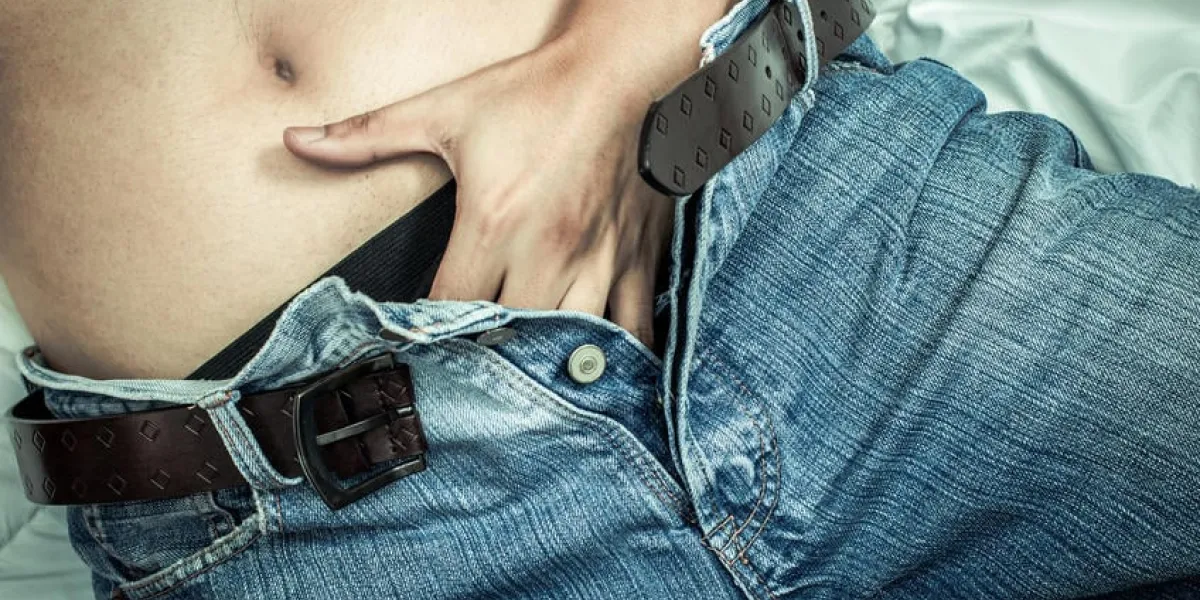 ludique, mâle, main gauche, toucher, sien, culotte, sous, jean bleu, lit