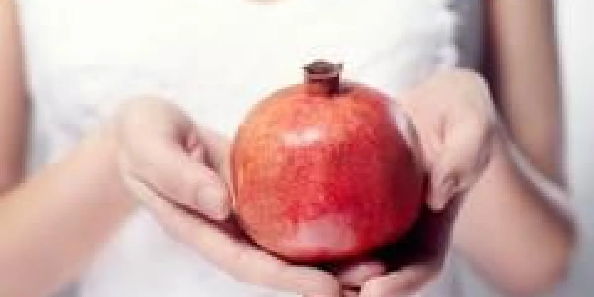 main avec grenade sur fond