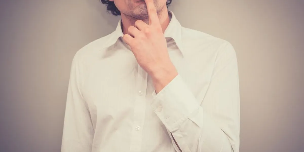 jeune homme a l'air confus et essaie de penser