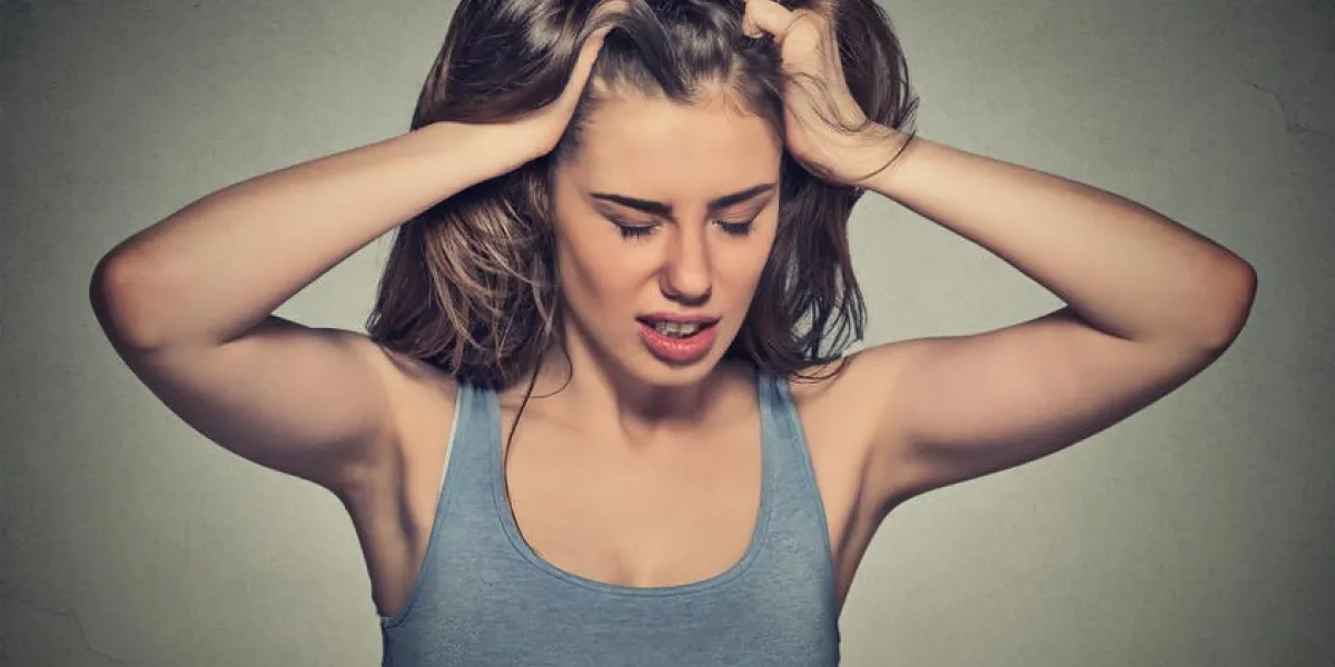 frustré, stressé, jeune femme, headshot, malheureux, accablé, girl, avoir, mal tête, jour mauvais, traction, elle, cheveux, isolé, sur, gris, mur, fond négatif, émotion, figure, expression, sentiments, perception