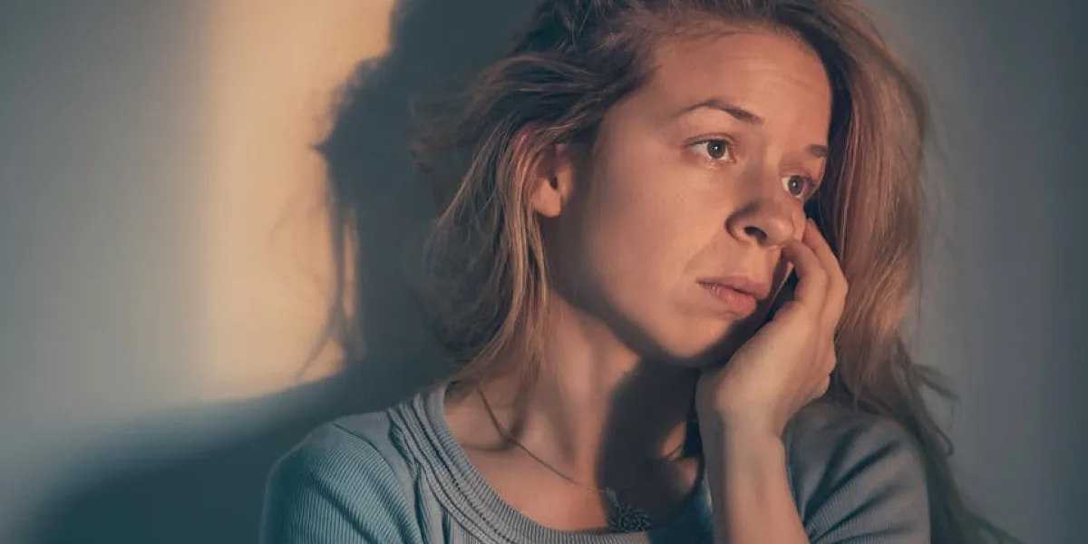 femme seule et déprimée à la lumière du coucher du soleil