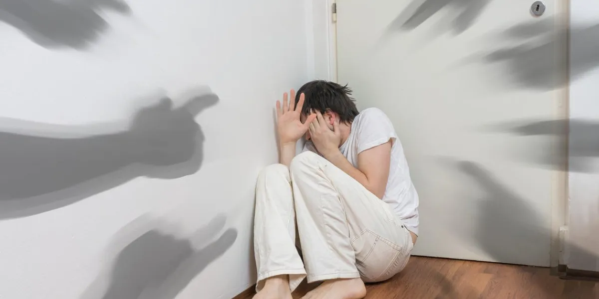 beaucoup de mains pointant à l'homme effrayé paranoïaque et schizophrène