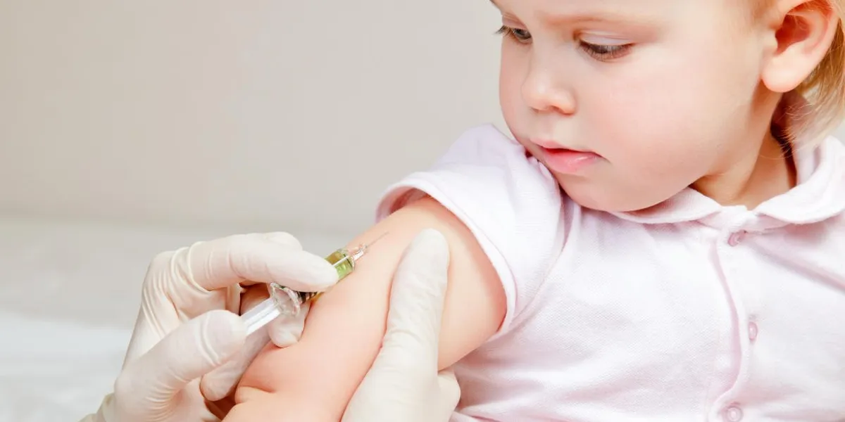 médecin donnant à un enfant une injection intramusculaire dans le bras