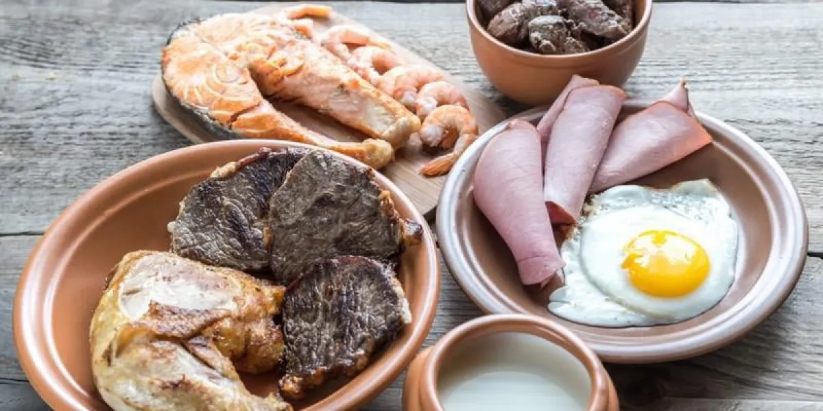 régime protéiné cuit produits sur le fond en bois