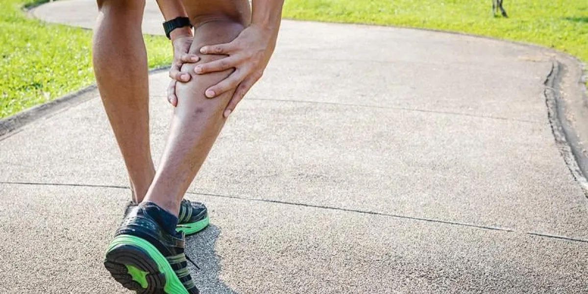 coureur masculin avec douleur musculaire dans la jambe droite, blessure au muscle du mollet jambe